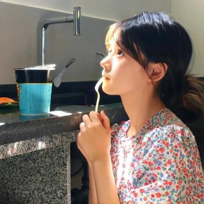 人气爱豆与神秘男子同车离开，好友出面澄清，凌晨引热议